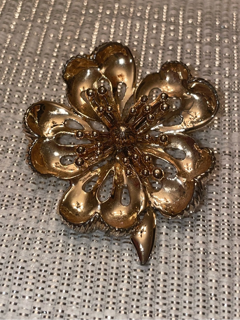 Vintage. 1960s gold tone brooch.